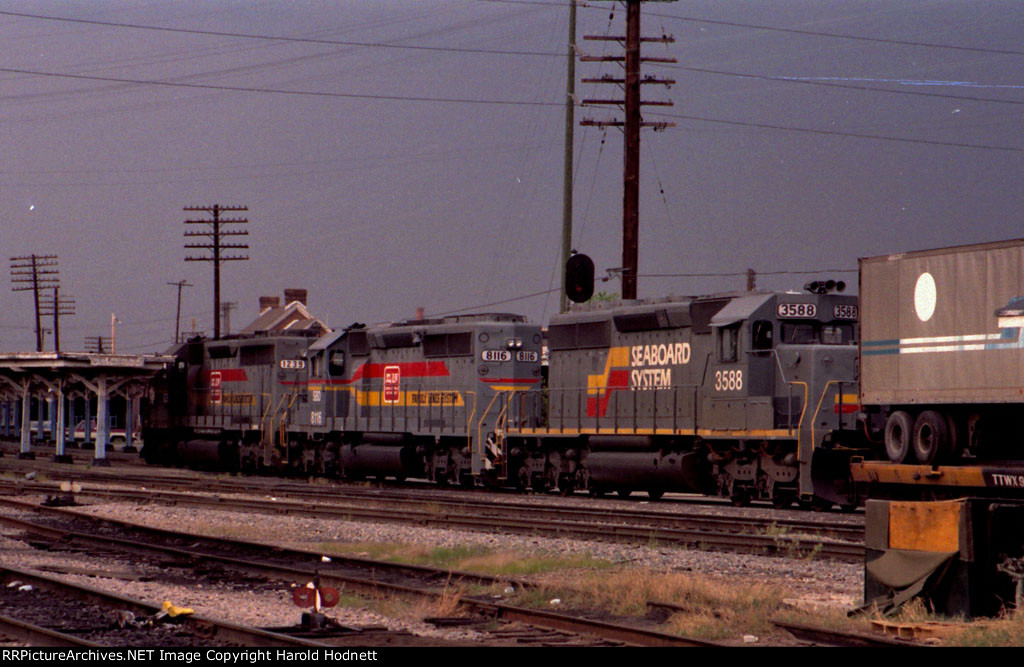 SBD 1239 leads a northbound piggyback train across Peace Street